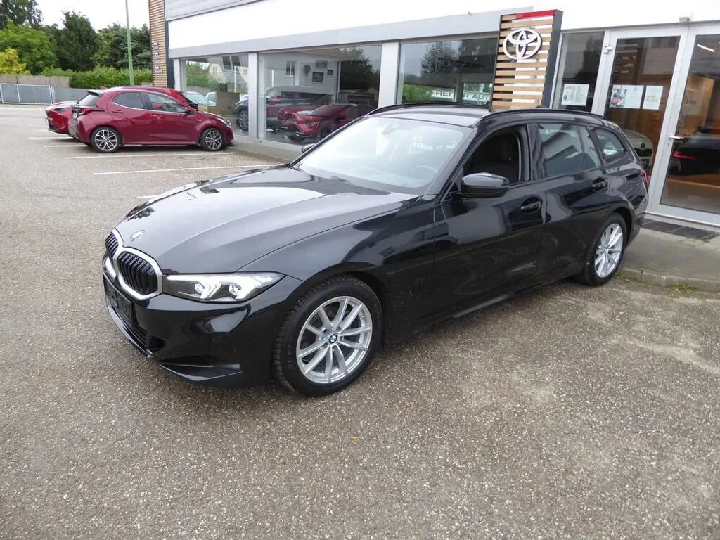 BMW 3 Series 2022 photo 2