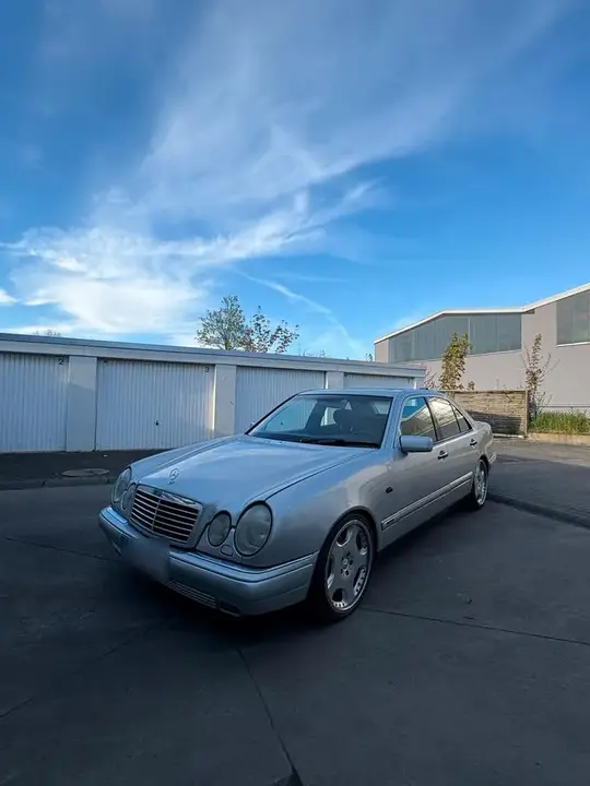 Mercedes-Benz W210