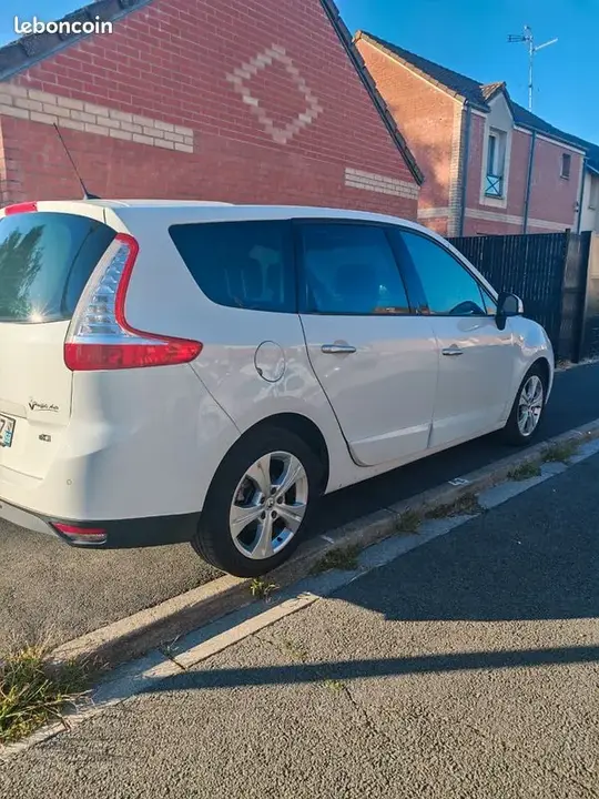 Renault Grand Scenic 2010 photo 2