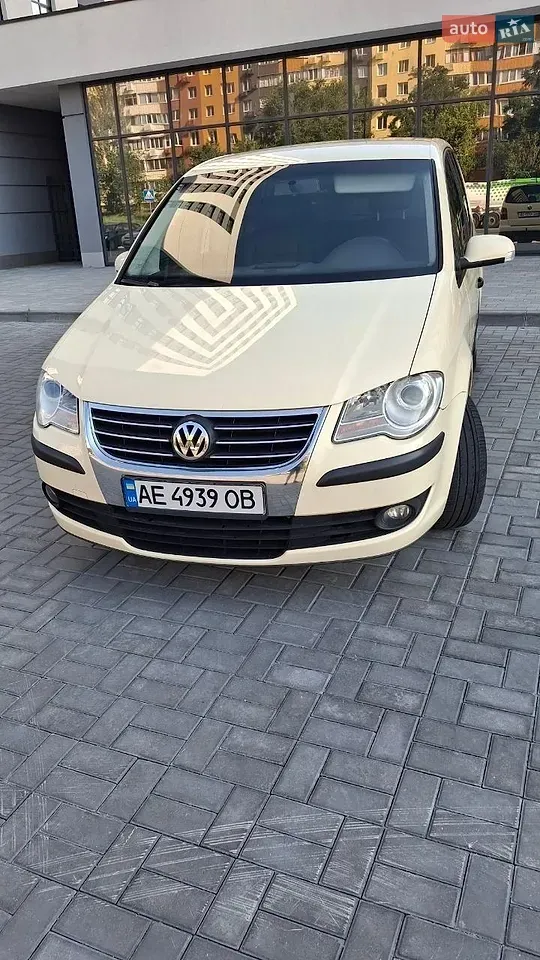 Volkswagen Touran 2008 photo 2