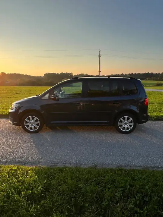 Volkswagen Touran 2011 photo 2