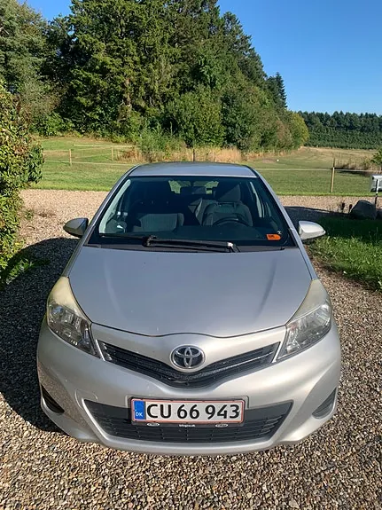 Toyota Yaris 2011 photo 2