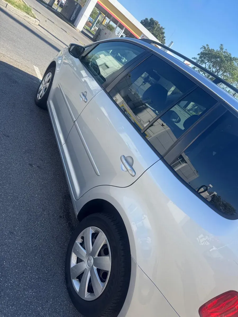 Volkswagen Touran 2010 photo 3