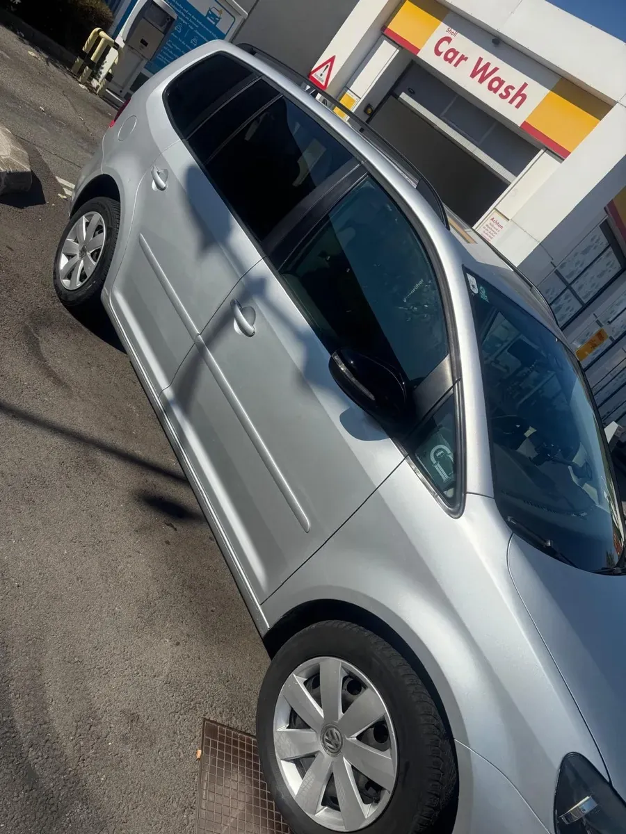 Volkswagen Touran 2010 photo 2