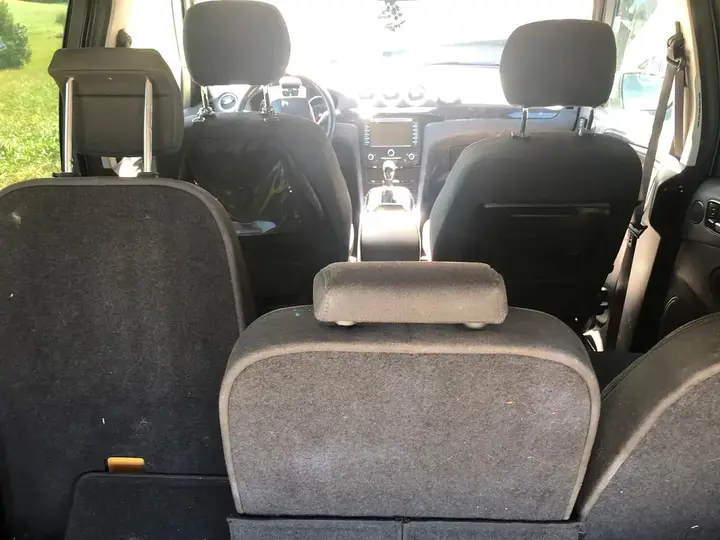 Ford Galaxy 2011 photo 2