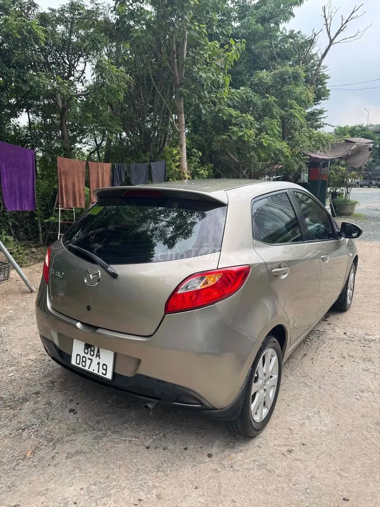 Mazda 2 2015 photo 3