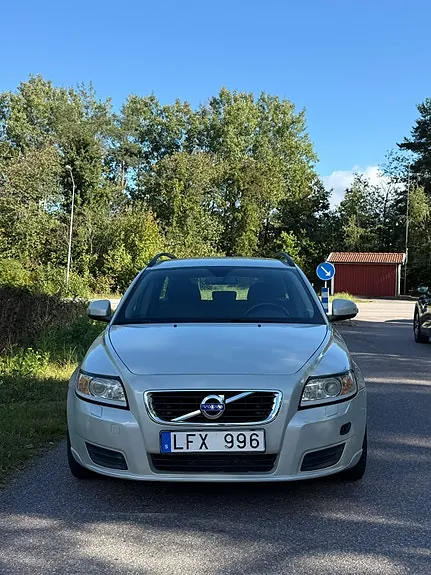 Volvo V50 2011 photo 2