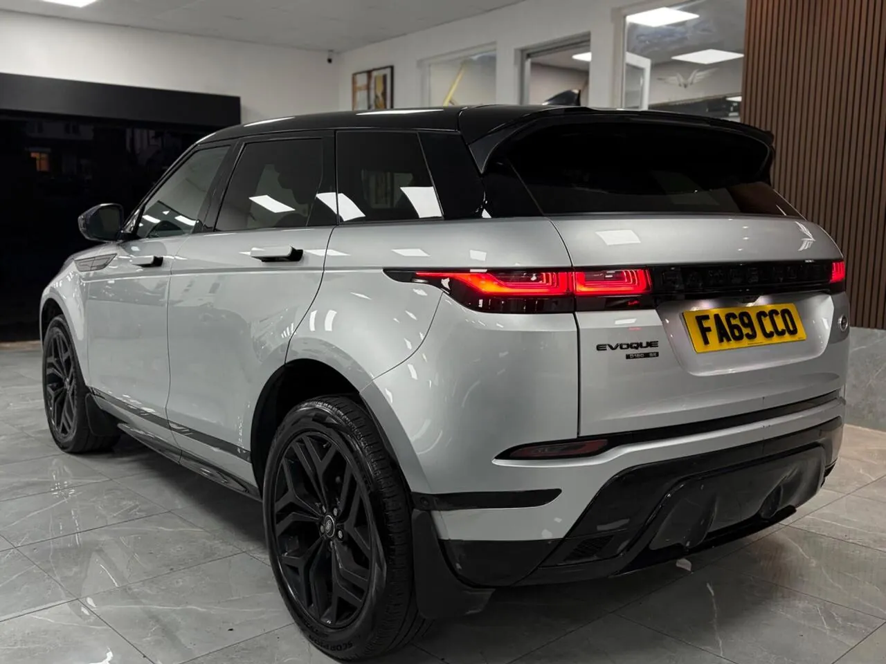 Land Rover Range Rover Evoque 2020 photo 2