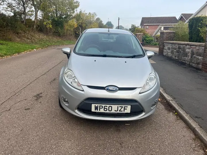 Ford Fiesta 2010 photo 2