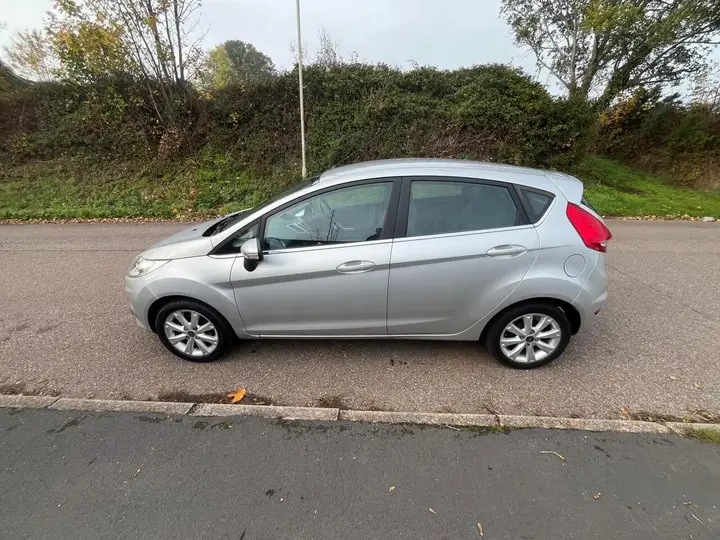 Ford Fiesta 2010 photo 3