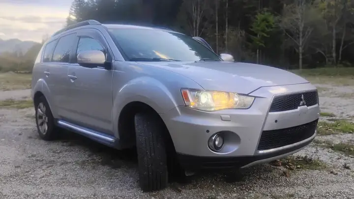 Mitsubishi Outlander 2011 photo 2
