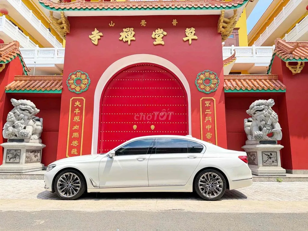 BMW 7 Series 2015 photo 2