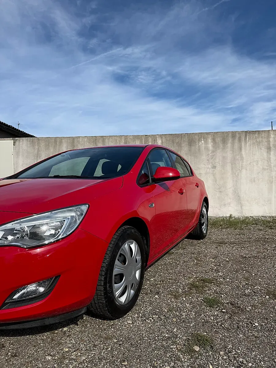Opel Astra 2010 photo 2
