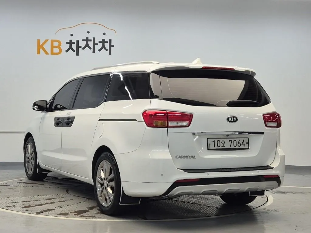 Kia Carnival 2016 photo 2