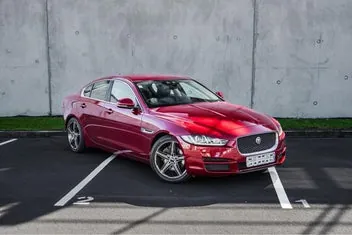 Jaguar Xe 2016 photo 2