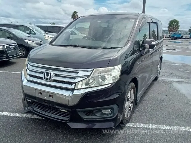 Honda Stepwagon 2013 photo 2