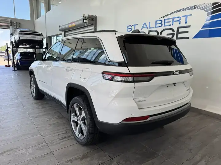 Jeep Grand Cherokee 2026 photo 3