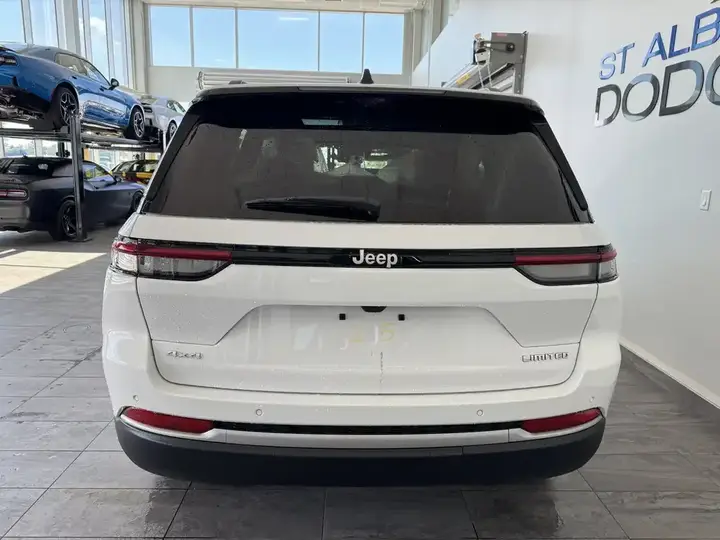Jeep Grand Cherokee 2026 photo 4