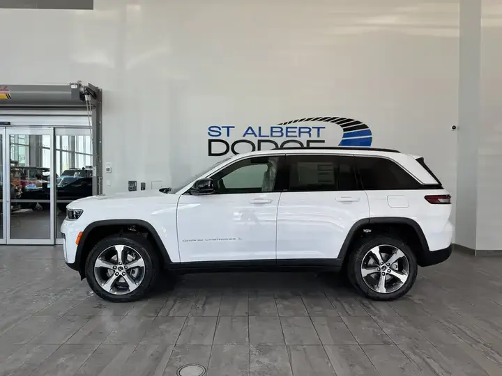 Jeep Grand Cherokee 2026 photo 2