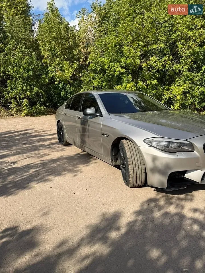 BMW 5 Series 2011 photo 2