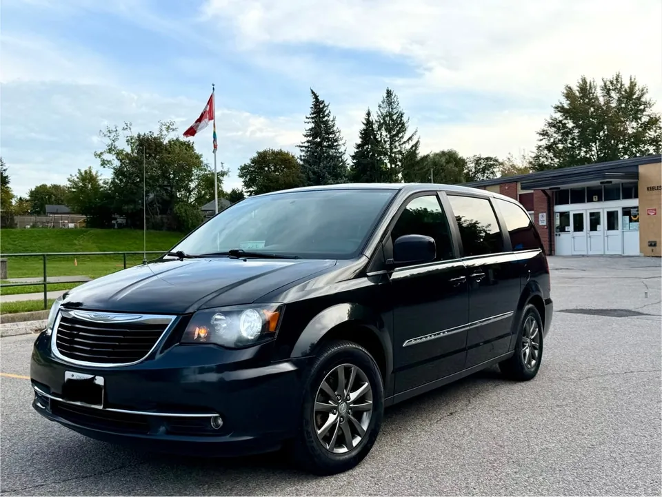 Chrysler Town & Country 2016 photo 2