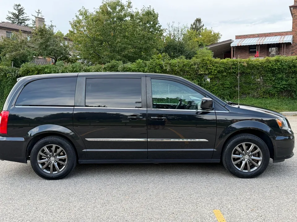 Chrysler Town & Country 2016 photo 3