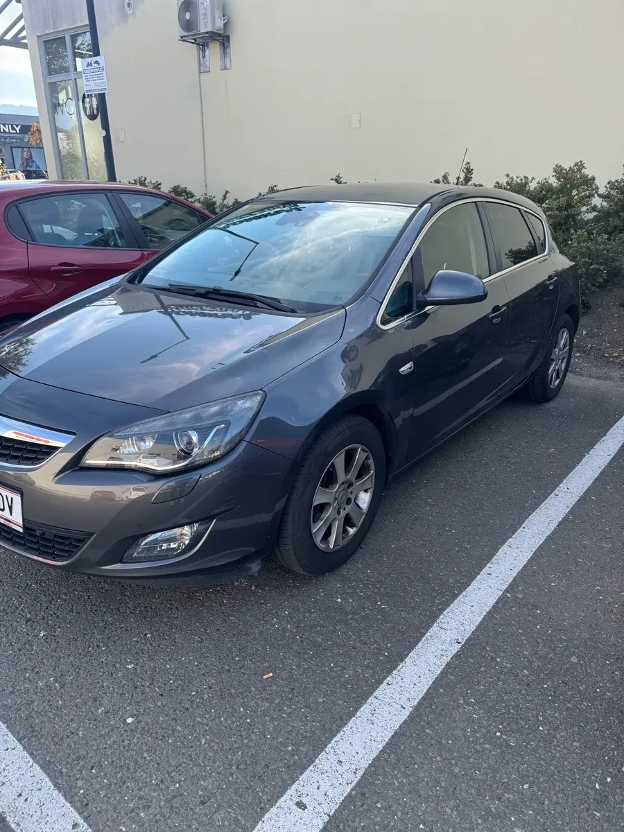 Opel Astra 2011 photo 2