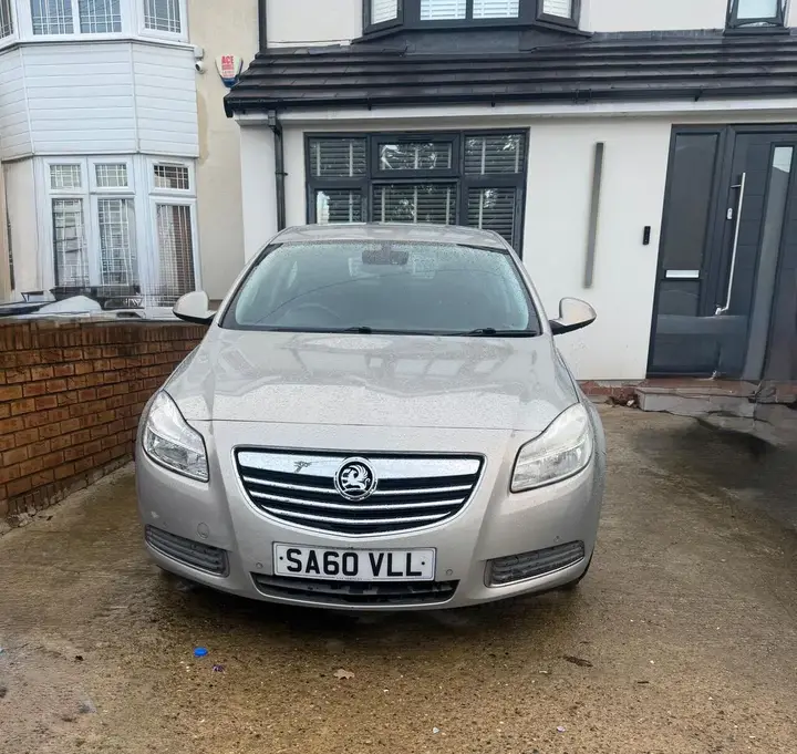 Vauxhall Insignia 2010 photo 2