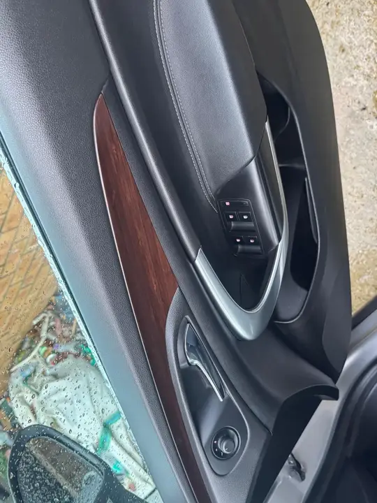 Vauxhall Insignia 2010 photo 4