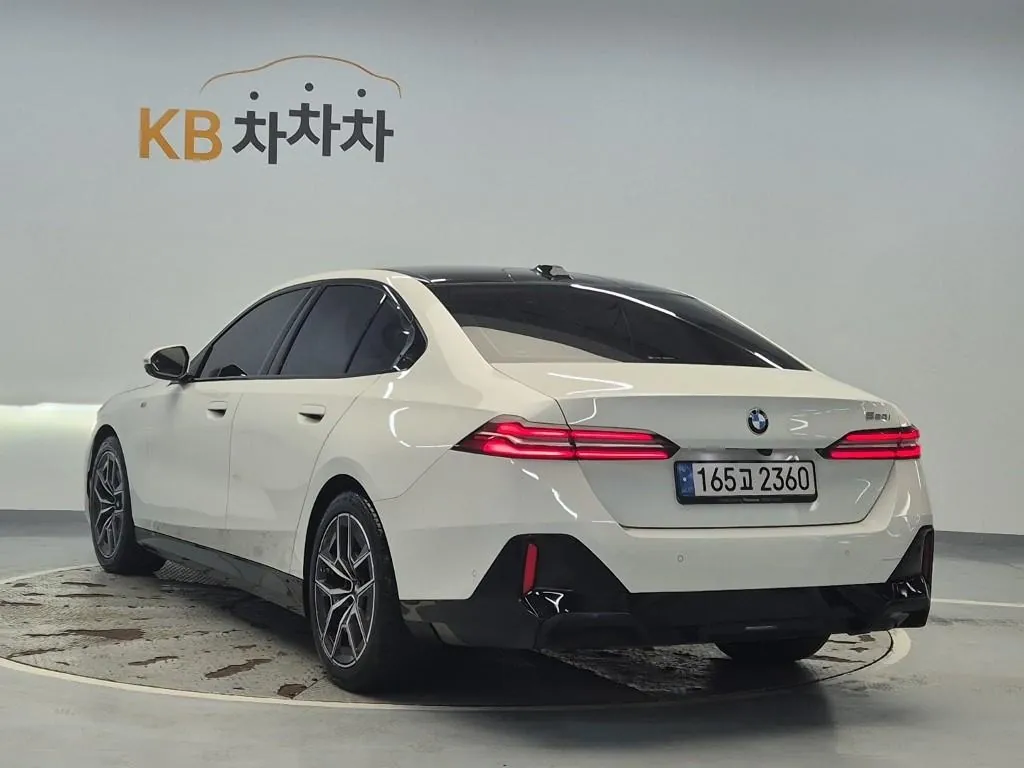 BMW 5 Series 2024 photo 2