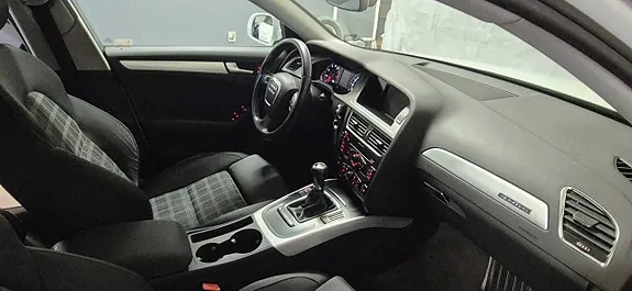 Audi A4 2011 photo 2