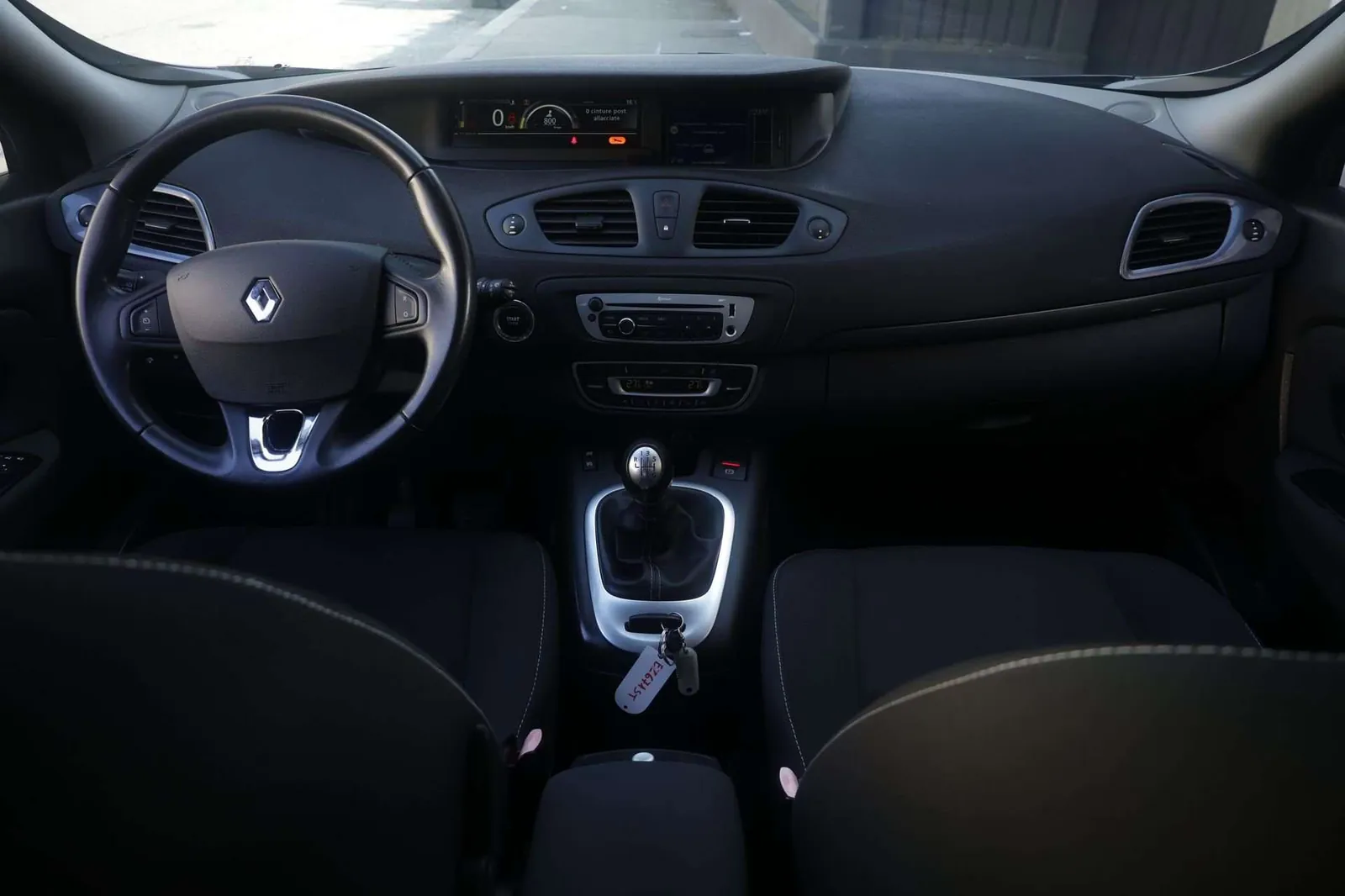 Renault Scenic 2015 photo 2