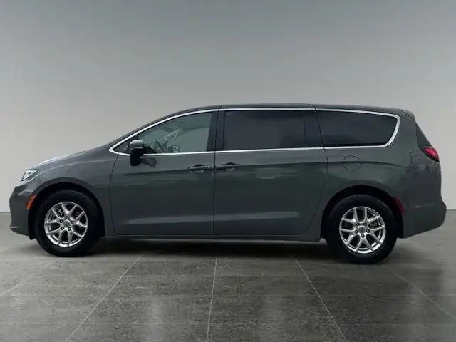 Chrysler Pacifica 2023 photo 2