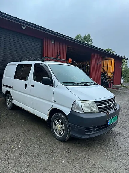 Toyota Hiace 2010 photo 2