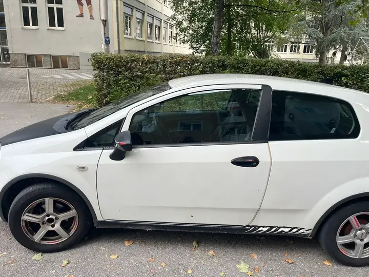 Fiat Punto 2010 photo 2