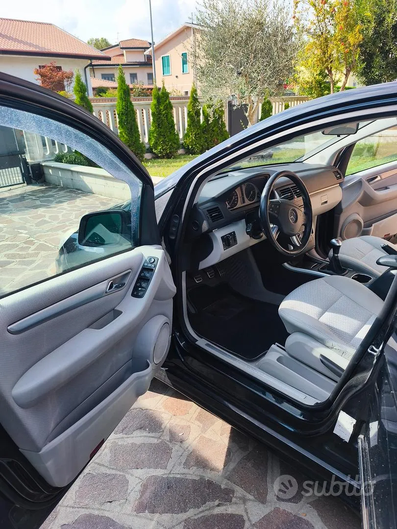 Mercedes-Benz B 2010 photo 5