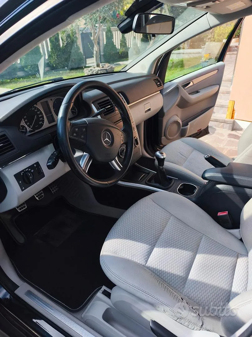 Mercedes-Benz B 2010 photo 4