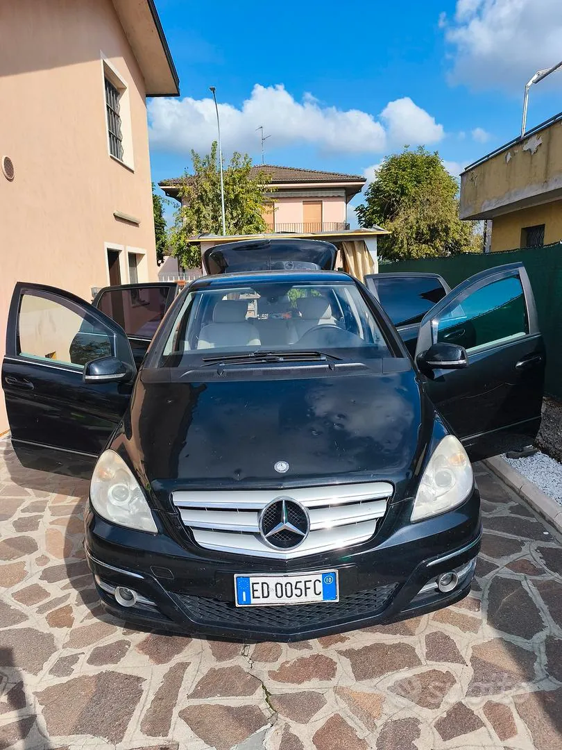Mercedes-Benz B 2010 photo 2