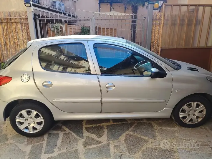 Peugeot 206 2011 photo 3