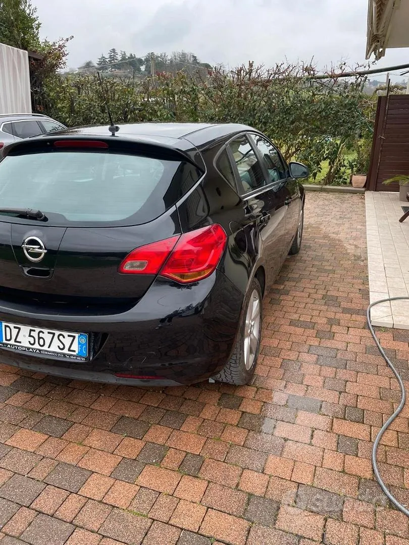 Opel Astra 2010 photo 2