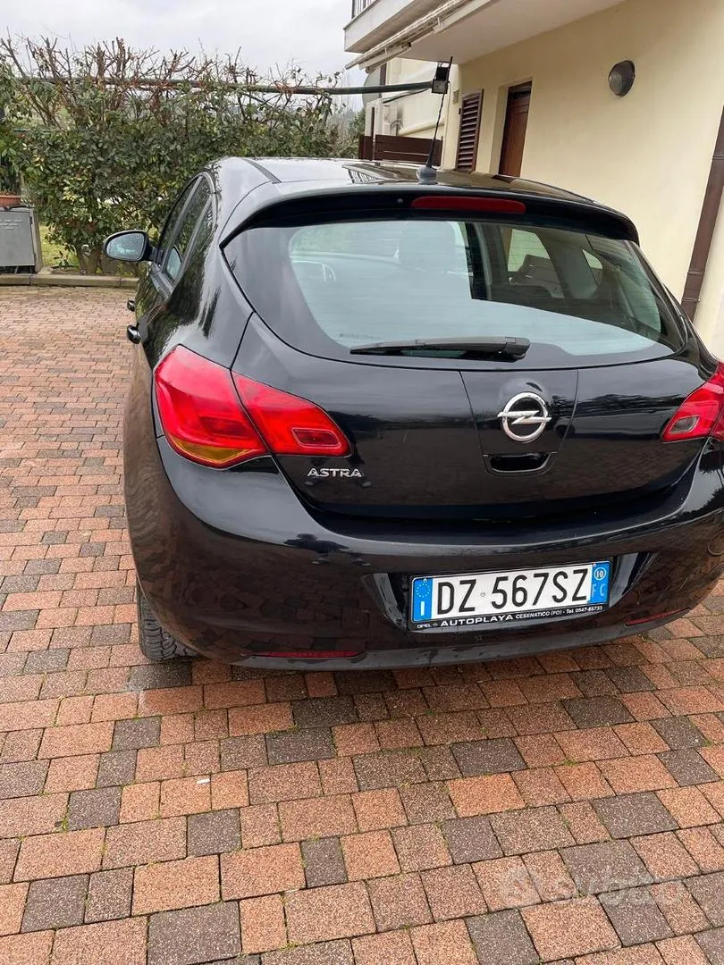 Opel Astra 2010 photo 3