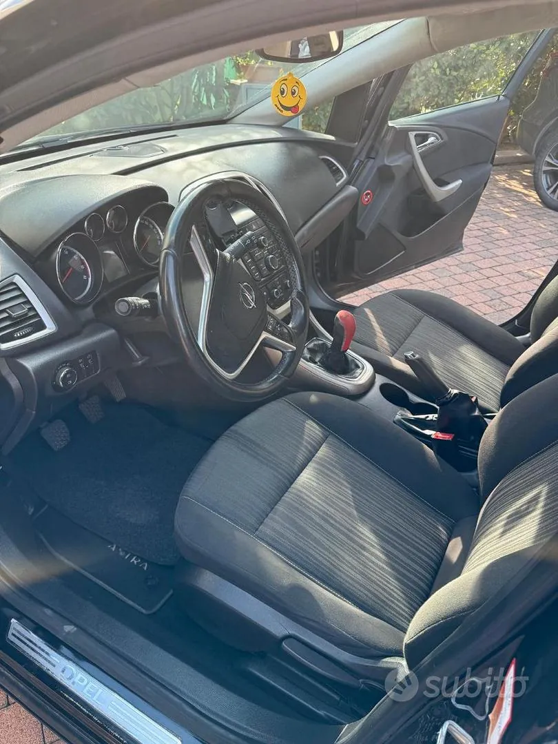 Opel Astra 2010 photo 4