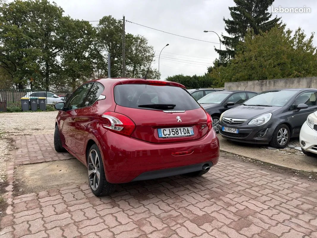 Peugeot 208 2012 photo 2