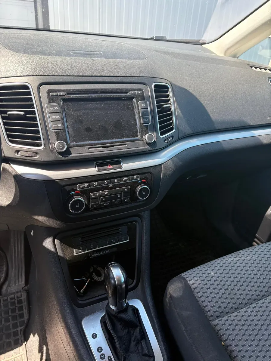 Volkswagen Sharan 2012 photo 2