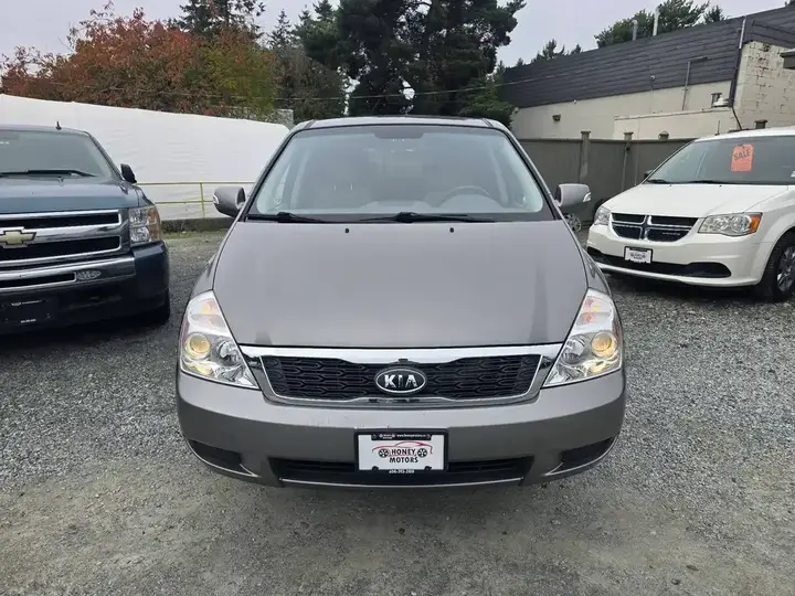 Kia Sedona 2011 photo 2