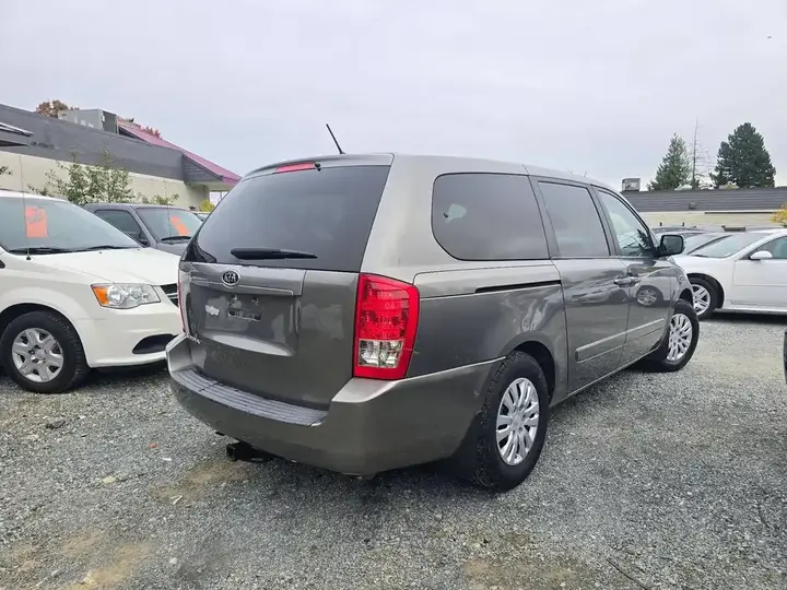 Kia Sedona 2011 photo 4