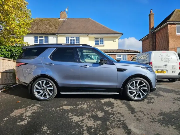 Land Rover Discovery 2019 photo 2