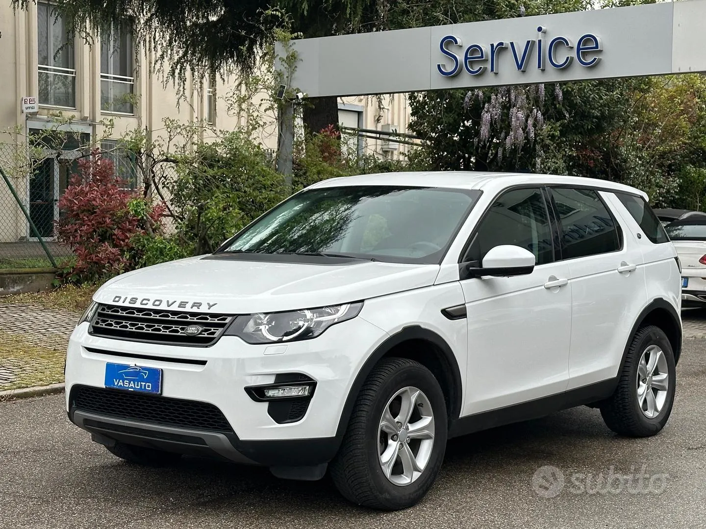 Land Rover Discovery Sport 2016 photo 2