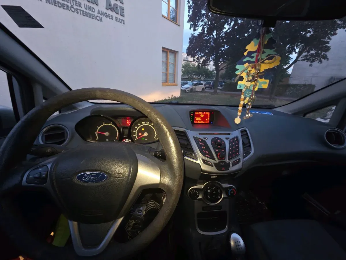 Ford Fiesta 2010 photo 3