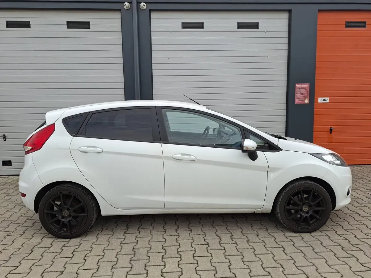 Ford Fiesta 2011 photo 2